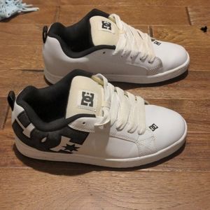 Men's DC sneakers. 10.5